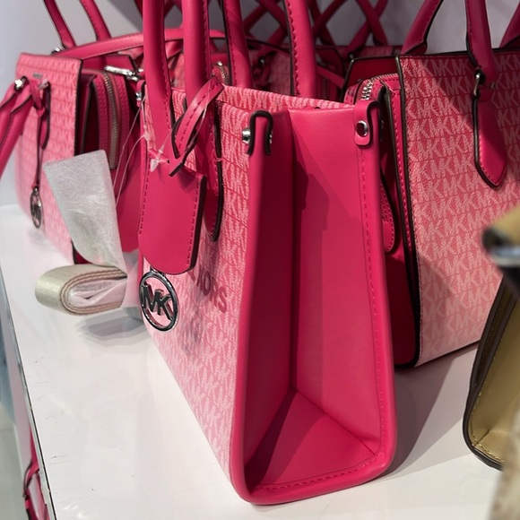 Michael Kors Mirella Small Ombré Signature Logo Crossbody Bag
Dragonfruit
NWT - Picture 12 of 15